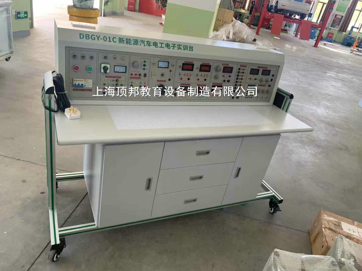 新能源汽車電工電子實(shí)訓(xùn)臺(tái)