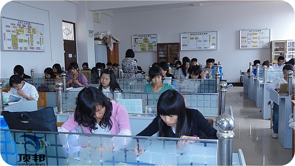手工會(huì)計(jì)實(shí)訓(xùn)室(圖3) 財(cái)會(huì)專業(yè)模擬實(shí)驗(yàn)室設(shè)備(三人/座)