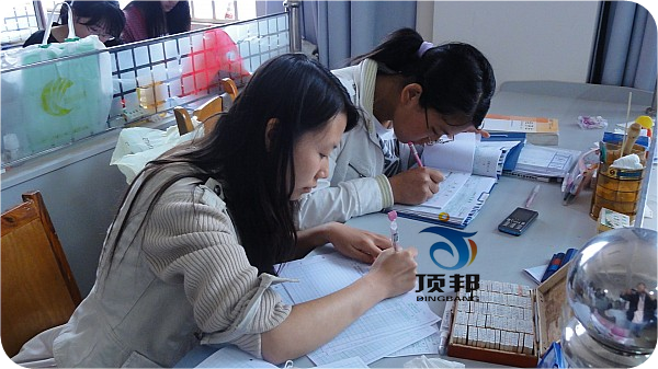 手工會(huì)計(jì)實(shí)訓(xùn)室(圖4) 財(cái)會(huì)專業(yè)模擬實(shí)驗(yàn)室設(shè)備(三人/座)