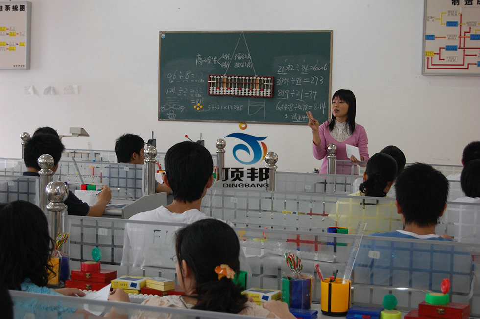 手工會(huì)計(jì)實(shí)訓(xùn)室(圖5) 財(cái)會(huì)專業(yè)模擬實(shí)驗(yàn)室設(shè)備(三人/座)