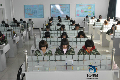 手工會(huì)計(jì)實(shí)訓(xùn)室(圖6) 財(cái)會(huì)專業(yè)模擬實(shí)驗(yàn)室設(shè)備(三人/座)