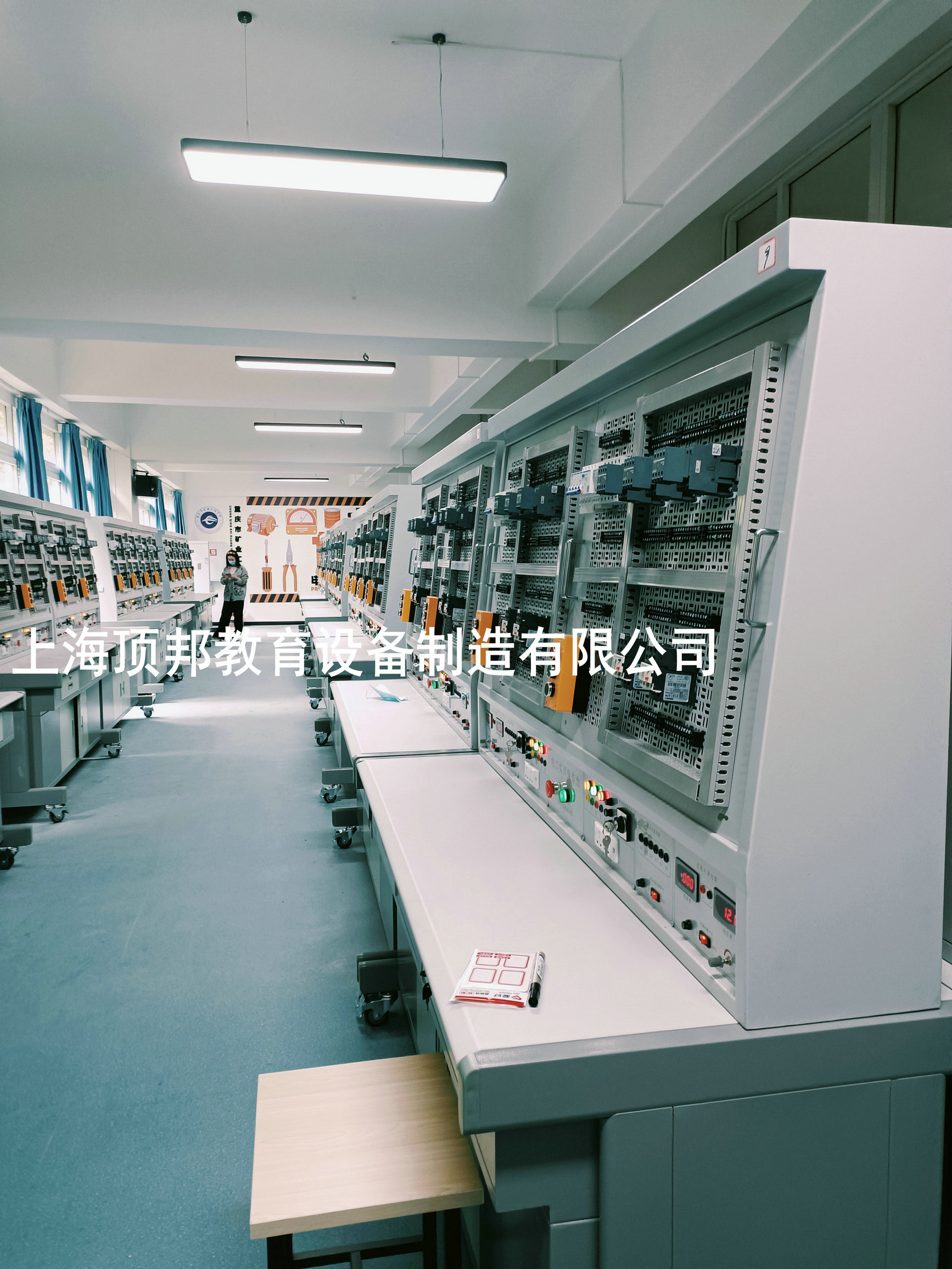 電工實(shí)訓(xùn)臺(tái)(圖2) /uploads/allimg/220328/1-22032Q25F4310.jpg