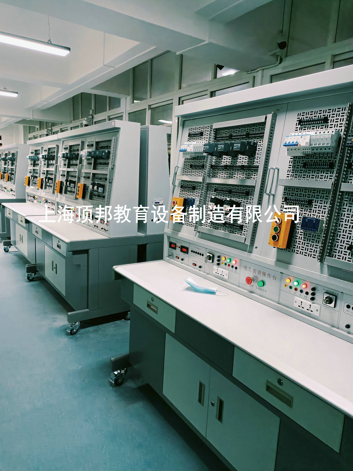 電工實(shí)訓(xùn)臺(tái)(圖3) 電工電子基礎(chǔ)實(shí)操臺(tái)