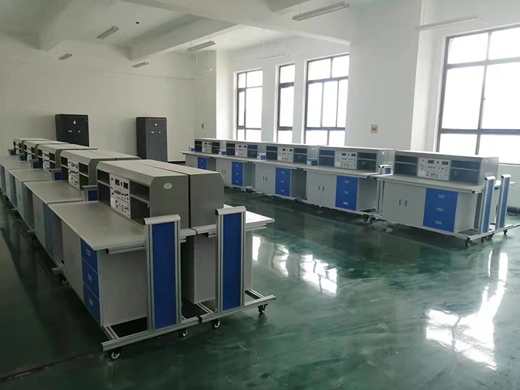 電子技術(shù)綜合實驗臺(圖2) 電子技術(shù)綜合實驗臺