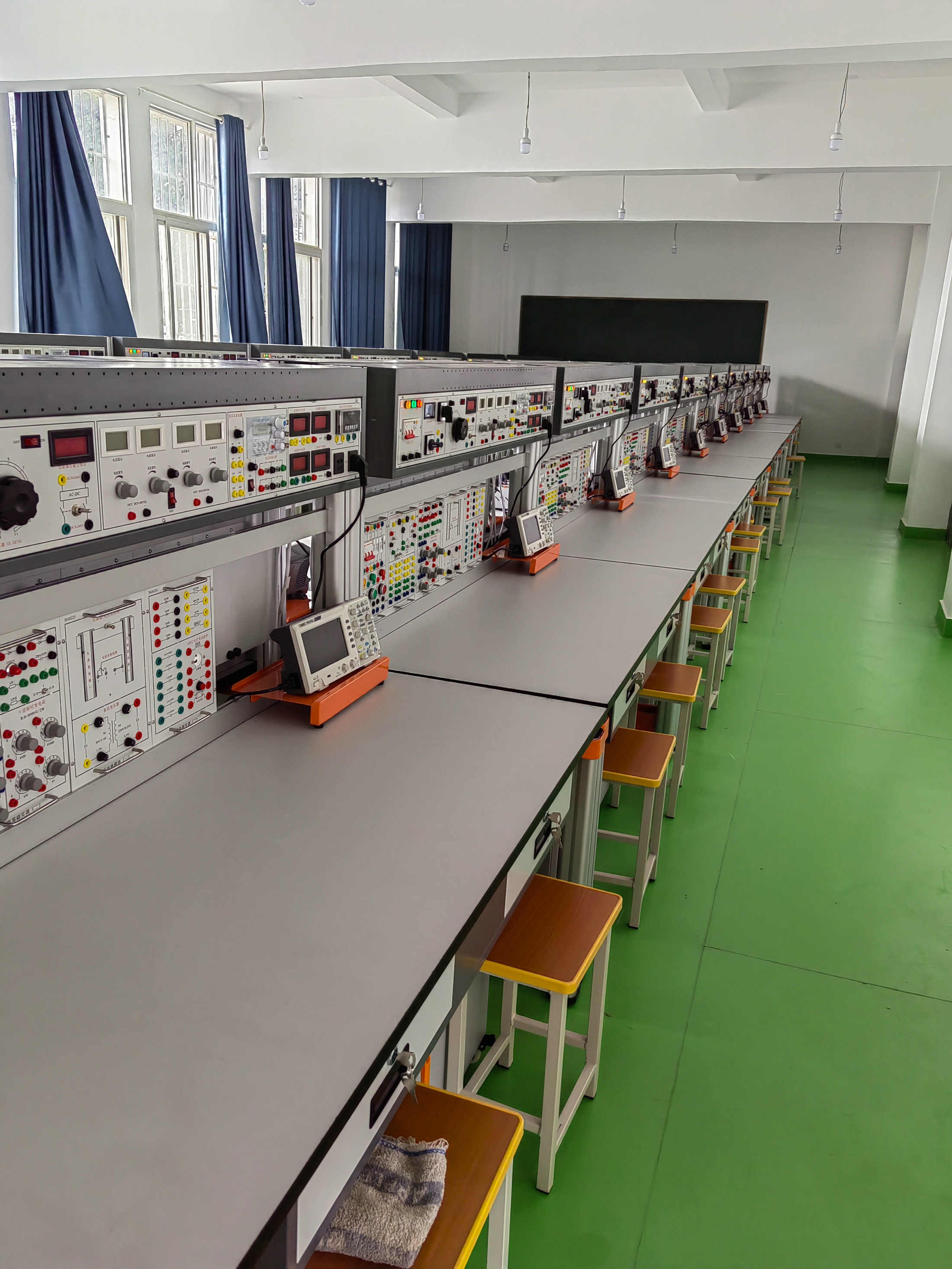 電工電子電拖實(shí)訓(xùn)考核裝置(圖2) 電工電子電拖實(shí)訓(xùn)考核裝置