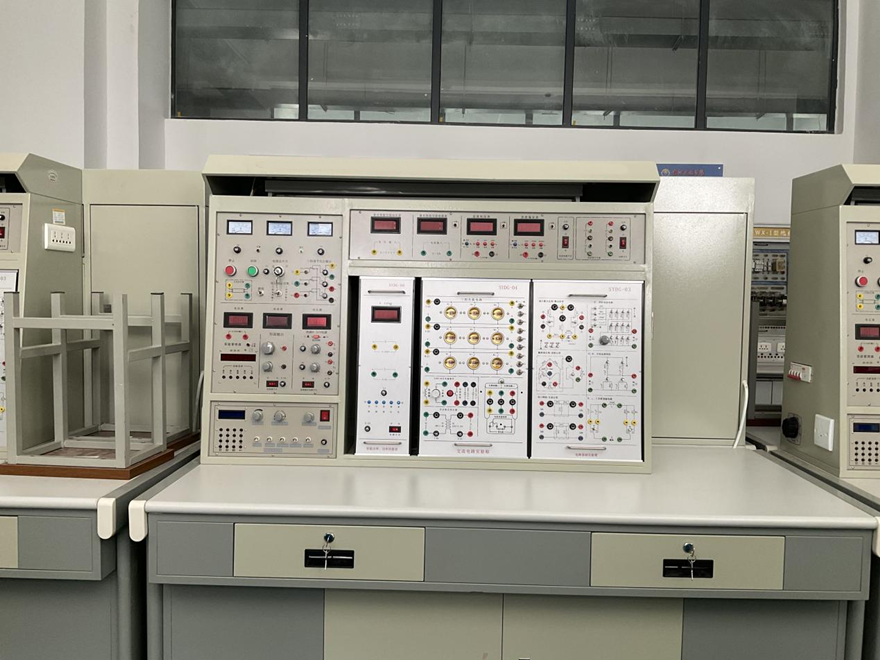 智能型電工技術實驗裝置(圖2) 智能型電工技術實驗裝置