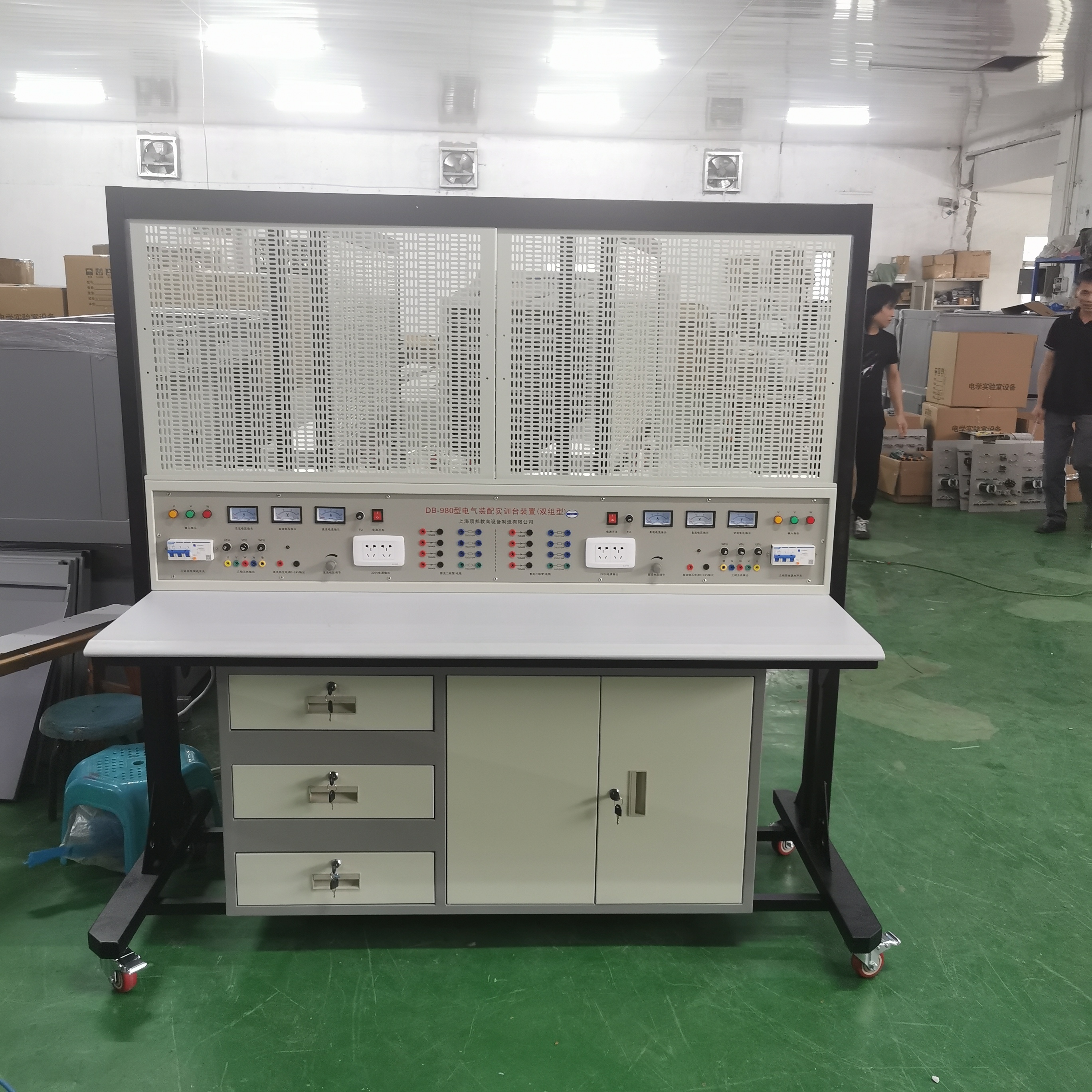 電氣裝配實訓臺(圖3) 電氣裝配實訓臺